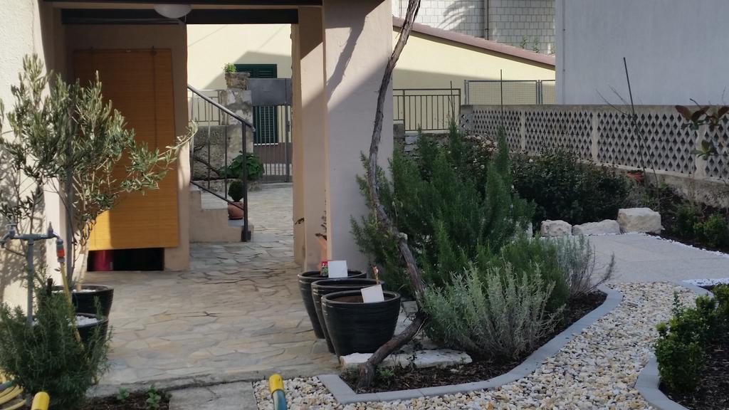Apartments Mali Raj Vranjic Oda fotoğraf